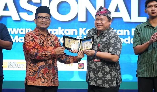 Rektor Apresiasi FISIP UMSU dan BPIP RI dalam Seminar Nasional Perkuat Gerakan Kebajikan Pancasila